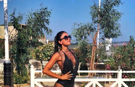 Pərvin Abıyevadan çimərlik geyimində seksual FOTOLAR