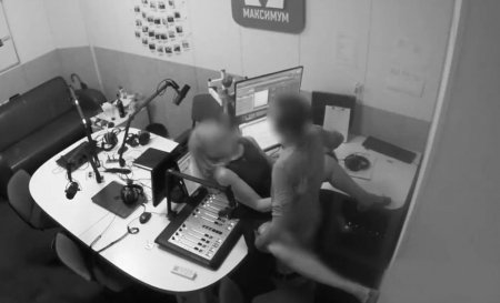 Aparıcı xəbər otağında cinsi əlaqəyə girdi: Kamera açıldı, 2 dəqiqə izlədilər