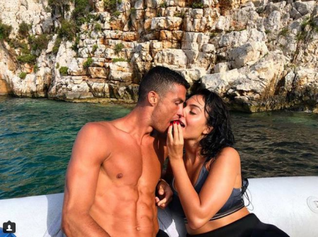 Sevgilisi Ronaldu ilə intim fotosunu yaydı