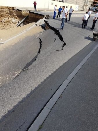 Bakının mərkəzində çökən yol bərpa edilir