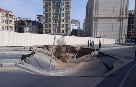 Bakının mərkəzində çökən yol bərpa edilir
