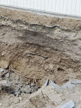 Bakının mərkəzində çökən yol bərpa edilir