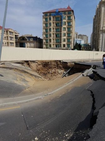 Bakının mərkəzində çökən yol bərpa edilir