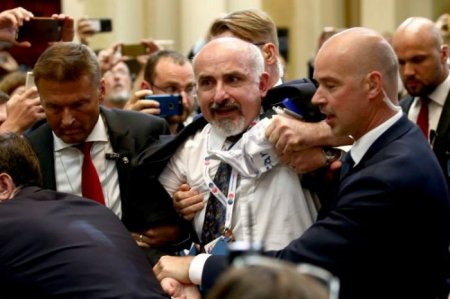 Trampla Putinin mətbuat konfransında İNSİDENT