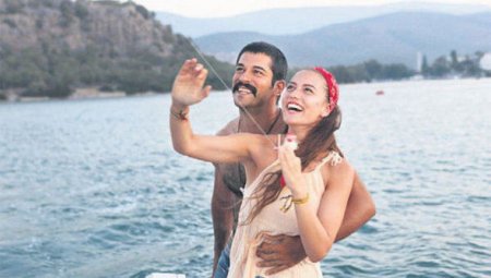 Burak Özçivitdən həyat yoldaşına yarım milyonluq hədiyyə