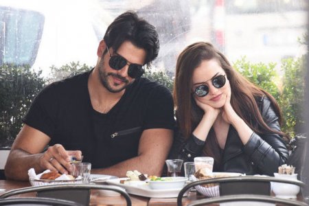 Burak Özçivitdən həyat yoldaşına yarım milyonluq hədiyyə