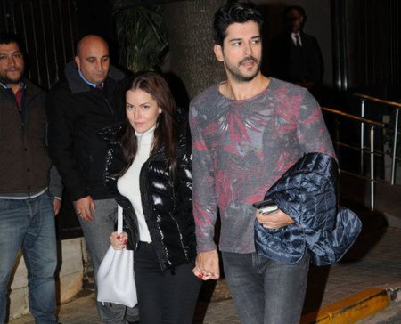Burak Özçivitdən həyat yoldaşına yarım milyonluq hədiyyə