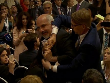 ABŞ və Rusiya prezidentlərinin mətbuat konfransında insident