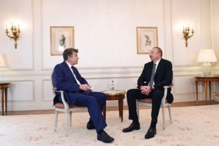 Prezident Fransada ilk görüşünü keçirdi