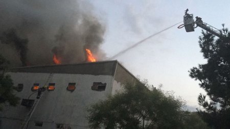 Sumqayıtda mağaza yanır