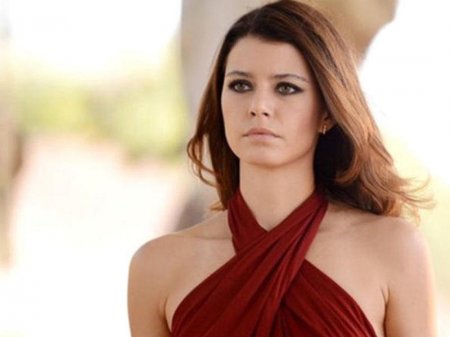 Beren Saatın “Müsəlmansınız?” sualına qəribə cavabı