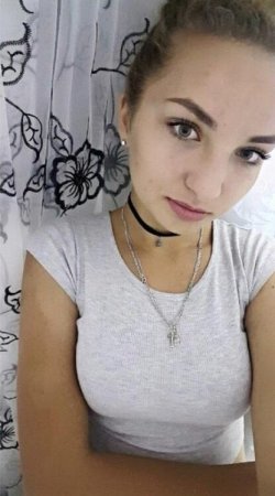 Gənc qız pişik balasını doğradı