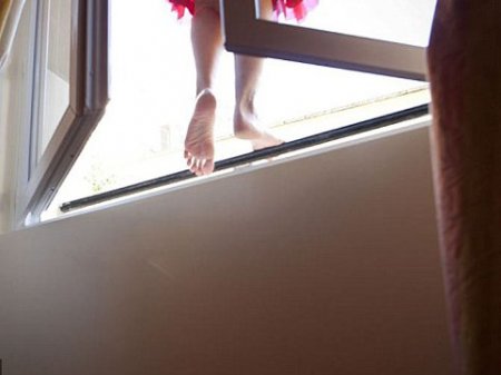 Bakıda 21 yaşlı qız özünü 5-ci mərtəbədən yerə atdı