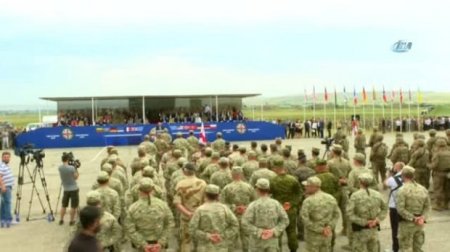 Minlərlə rus əsgəri və yüzlərlə hərbi texnika Gürcüstanda NATO qoşunlarına qarşı