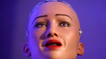 Dünyanın ən sevimli robotu Bakıya Azərbaycan milli geyimində gəlir
