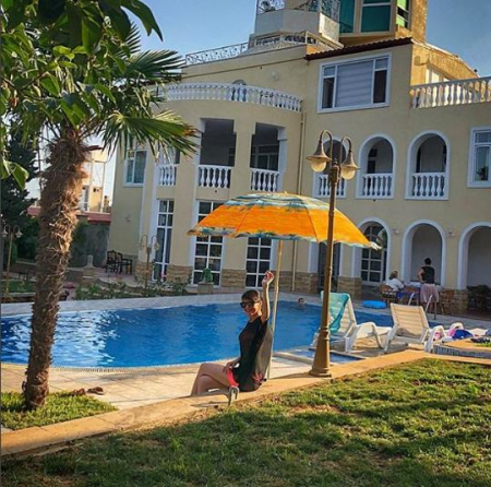 Natavan Həbibinin dəbdəbəli bağ evi