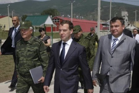 Avqust müharibəsinin 10 illiyində Medvedev yenə hədələdi