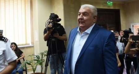 “Bəlkə silahı Ermənistana kreditlə yox, nəğd pula sataq?...”