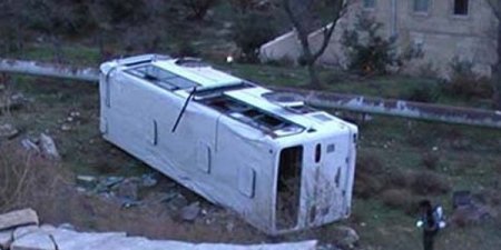 Bakıda sərnişin avtobusu dərəyə aşdı