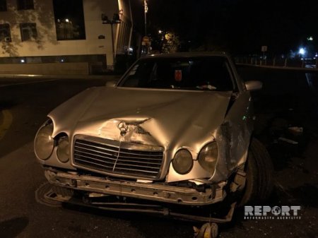 Bakıda işıqforun qırmızı işığında keçən taksi qəza törətdi, xəsarət alanlar var