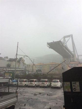 İtaliyada körpü uçdu, onlarla ölən var