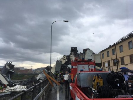 İtaliyada körpü uçdu, onlarla ölən var