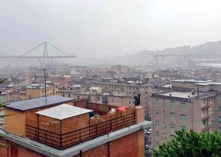 İtaliyada körpü uçdu, onlarla ölən var