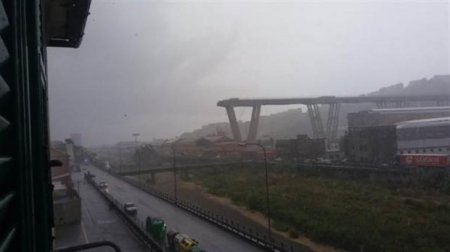 İtaliyada körpü uçdu, onlarla ölən var