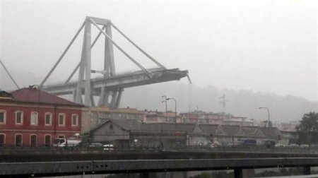 İtaliyada körpü uçdu, onlarla ölən var