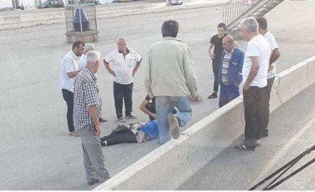 Bakıda yolun ortasında süpürgəçi qadın keçinib