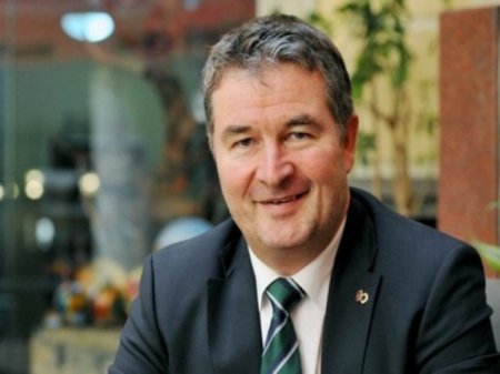 Merkeli müşayiət edən alman deputatın Azərbaycana girişinə icazə verilmədi