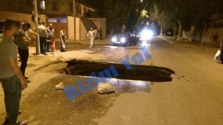 Sumqayıtda yol çökdü