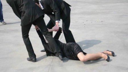 Mərakeşdə 13 kişi qızı bir ay zorlayıb