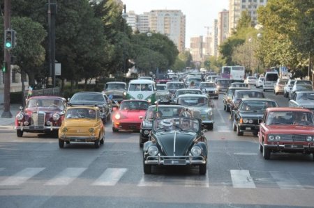Bakıda klassik avtomobillərin yürüşü və sərgisi keçirilib