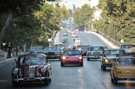 Bakıda klassik avtomobillərin yürüşü və sərgisi keçirilib