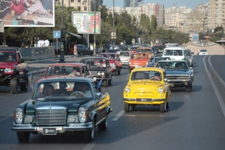 Bakıda klassik avtomobillərin yürüşü və sərgisi keçirilib