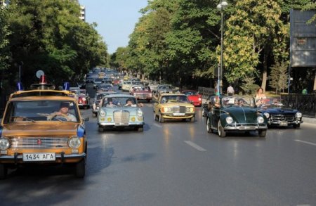 Bakıda klassik avtomobillərin yürüşü və sərgisi keçirilib