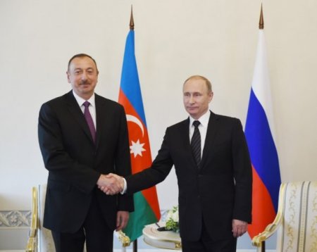 İlham Əliyev Putinlə görüşə gedir