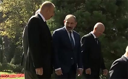 İlham Əliyevlə Nikol Paşinyan ayaqüstü söhbətləşdi
