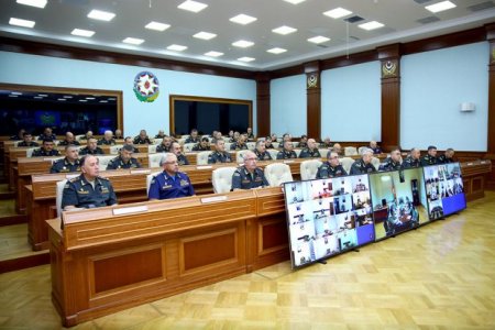 Müdafiə Naziri Zakir Həsənov ordu komandanlarını xüsusi müşavirəyə topladı