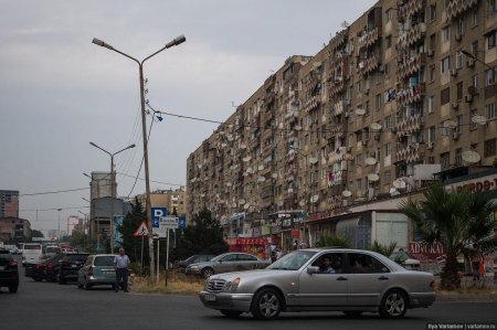 Bakıda binalardan təkcə paltar iplərini yox, “boşqab” antennaları da sökürlər