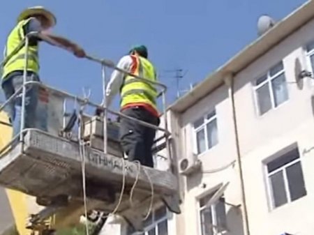 Bakıda binalardan təkcə paltar iplərini yox, “boşqab” antennaları da sökürlər