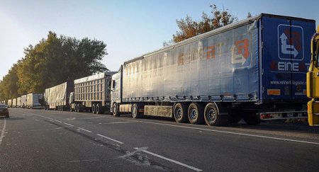 Tacikistan TIR sürücülərinə Azərbaycan sərhədini məsləhət gördü
