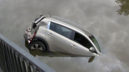 Ağdaşda maşın kanala aşdı: ölən var