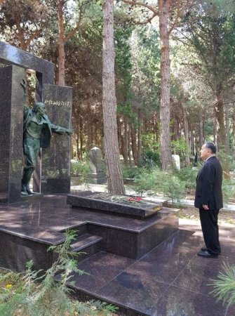 Deputatdan Lütfi Zadə ilə bağlı ziyalılara etiraz