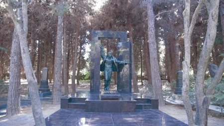 Deputatdan Lütfi Zadə ilə bağlı ziyalılara etiraz