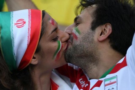 Gizlədilən İran: Striptiz partiləri, siğə məclisləri və erməni konyakına "girən" qızlar