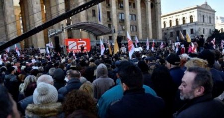 Tbilisidə parlament binası önündə etiraz aksiyası