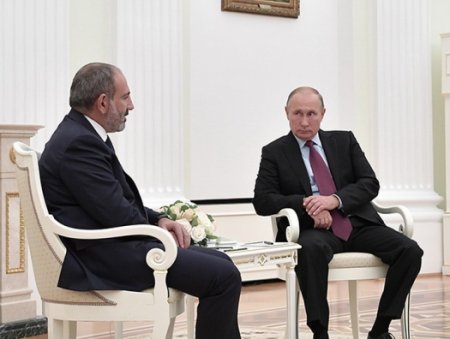 Putinin protokolu Paşinyanı kobudcasına dayandırdı