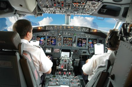 Uçuş zamanı yatan pilot sərnişinləri şoka saldı